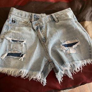 KAN CAN SYDNEY CROSSOVER DENIM SHORTS - MEDIUM WASH